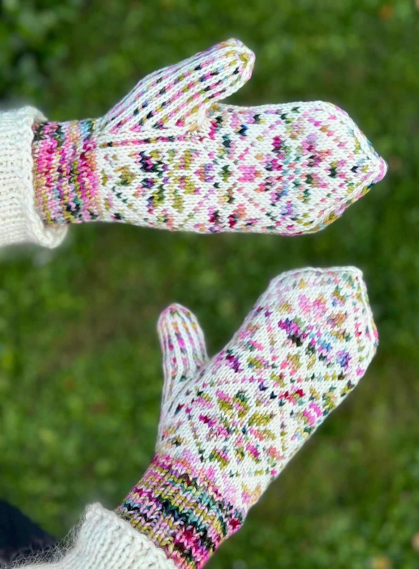 Nora Mittens winter edition af KnitLidt - View 2