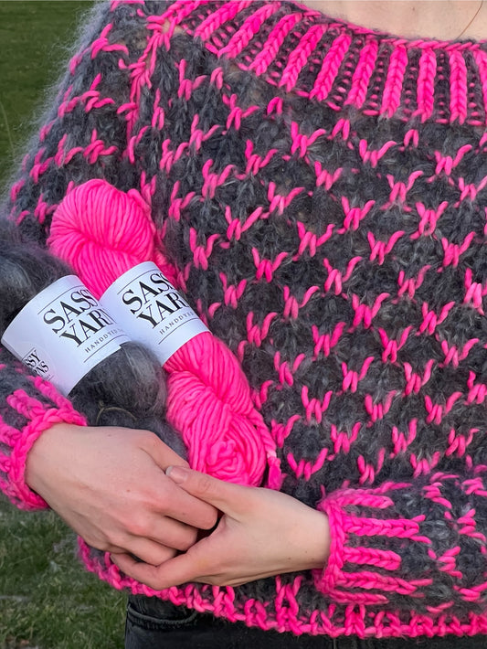 BEAR SWEATER AF PURE KNIT AND PURL – PINK/GRÅ